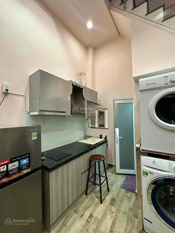Cho thuê nhà ngay thạch thị thanh quận 1 dt 28m2 3 tầng có sân thượng 13tr/ tháng
