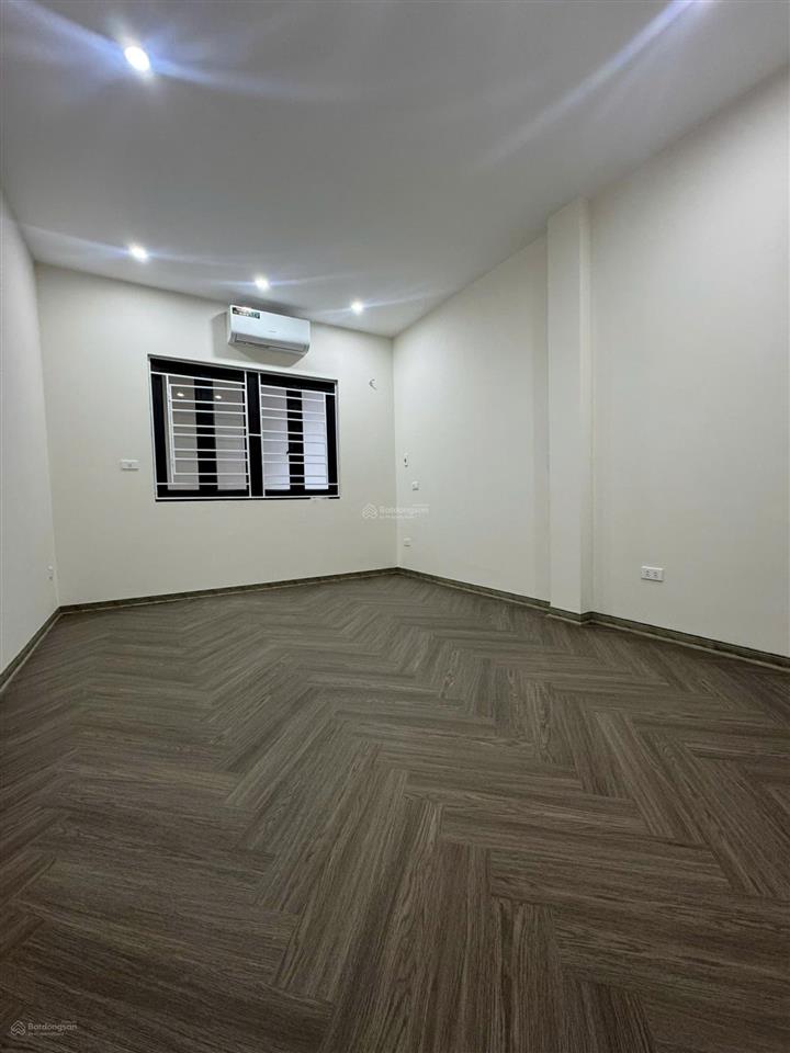 Cần bán gấp nhà sát chợ diêm gỗ,ngõ rộng thông thoáng ôtô 7 chỗ ra vào. dt70m2x 4 tầng thang máy.