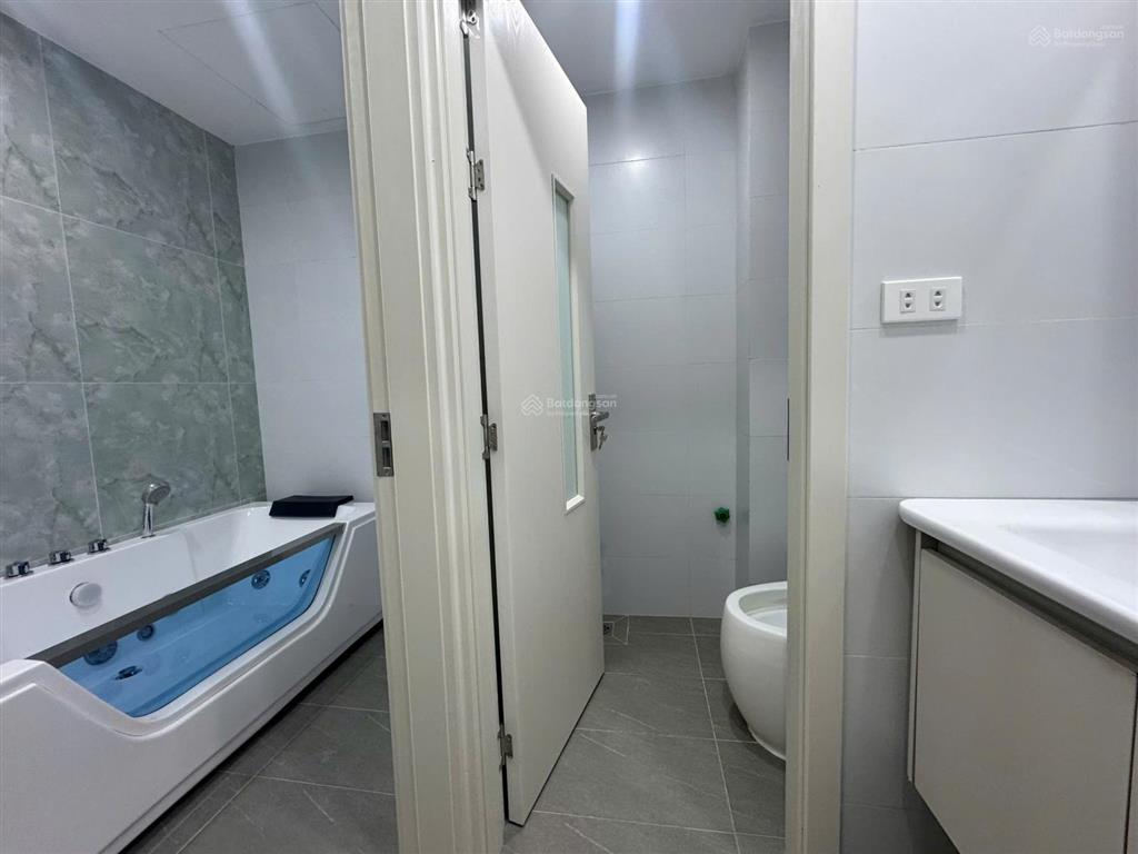 Cần bán gấp nhà sát chợ diêm gỗ,ngõ rộng thông thoáng ôtô 7 chỗ ra vào. dt70m2x 4 tầng thang máy.