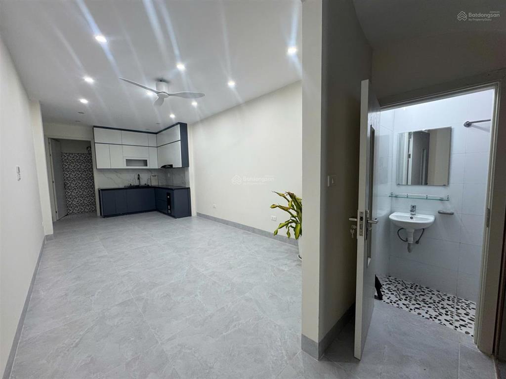 Cần bán gấp nhà sát chợ diêm gỗ,ngõ rộng thông thoáng ôtô 7 chỗ ra vào. dt70m2x 4 tầng thang máy.