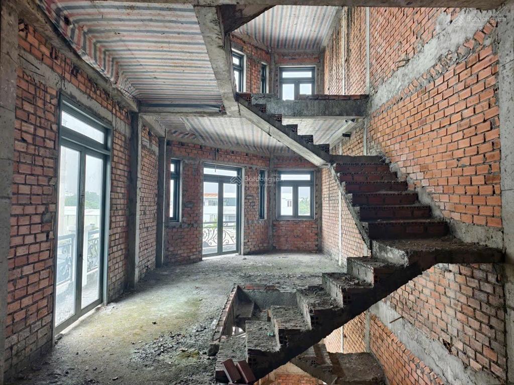 Căn góc 51m2 5 tầng. chủ gấp bán 4,5 tỷ. kdc cao cấp ngay hà huy giáp đường 12m có vỉa hè