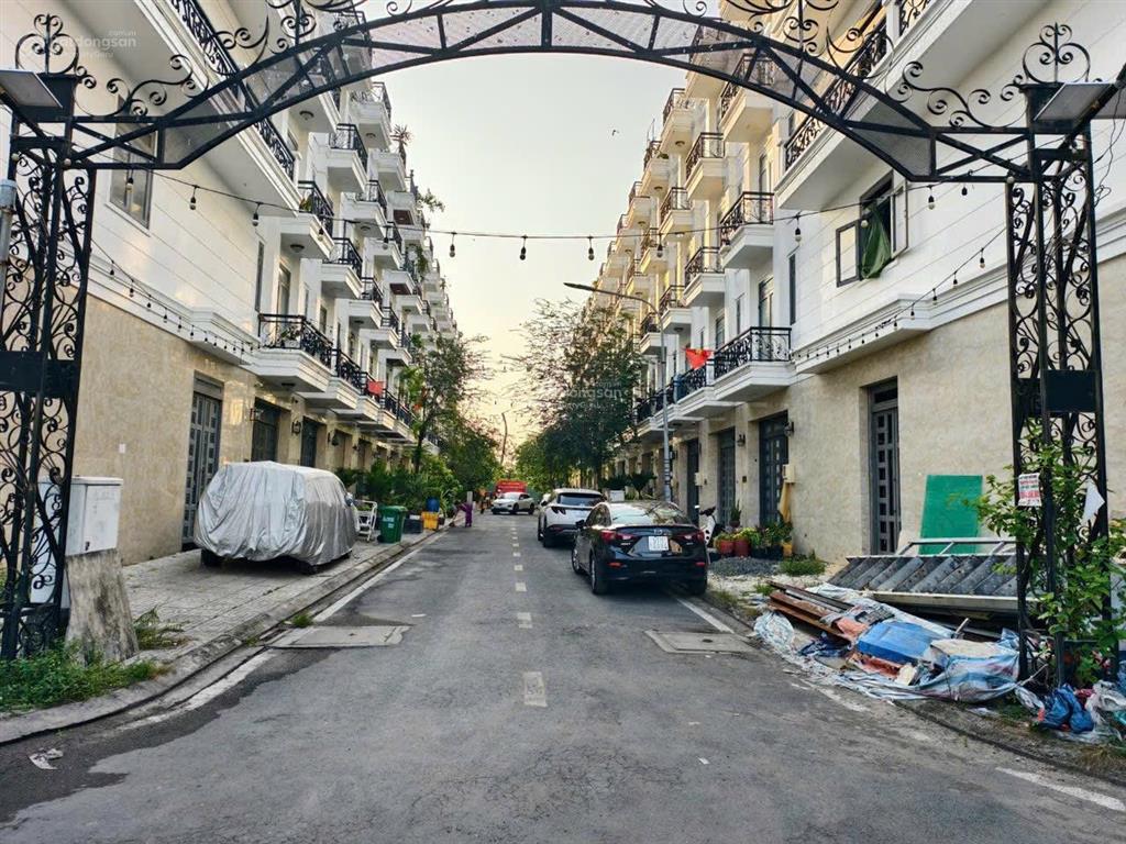 Căn góc 51m2 5 tầng. chủ gấp bán 4,5 tỷ. kdc cao cấp ngay hà huy giáp đường 12m có vỉa hè