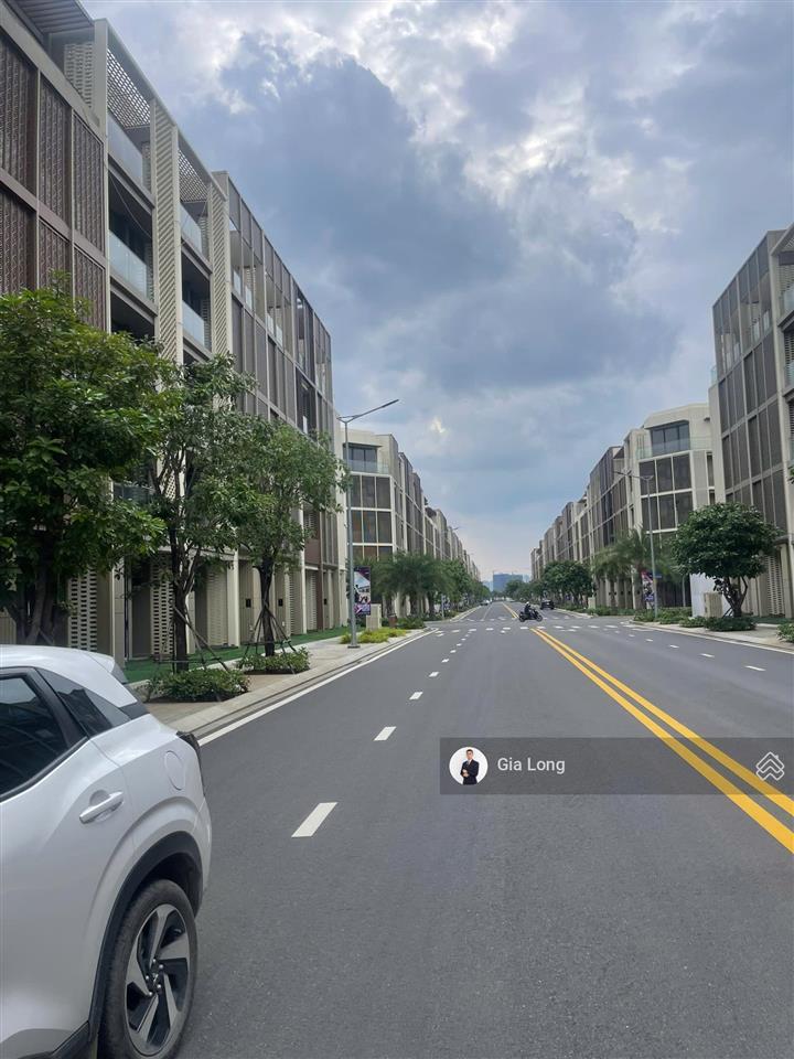 Ngộp ngân hàng cần bán nhanh căn nhà phố soho, vị trí đẹp dễ kinh doanh, sổ hồng riêng giá 34.6 tỷ