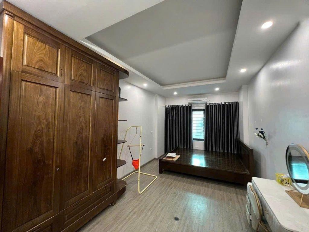 Cho thuê nhà ngõ 44 Trần Thái Tông, Cầu Giấy 40m*5 tầng (3 ngủ kk) giá 22 triệu
