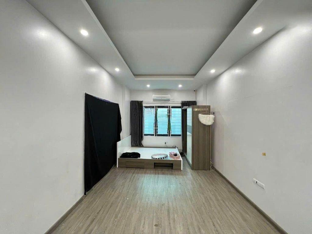 Cho thuê nhà ngõ 44 Trần Thái Tông, Cầu Giấy 40m*5 tầng (3 ngủ kk) giá 22 triệu
