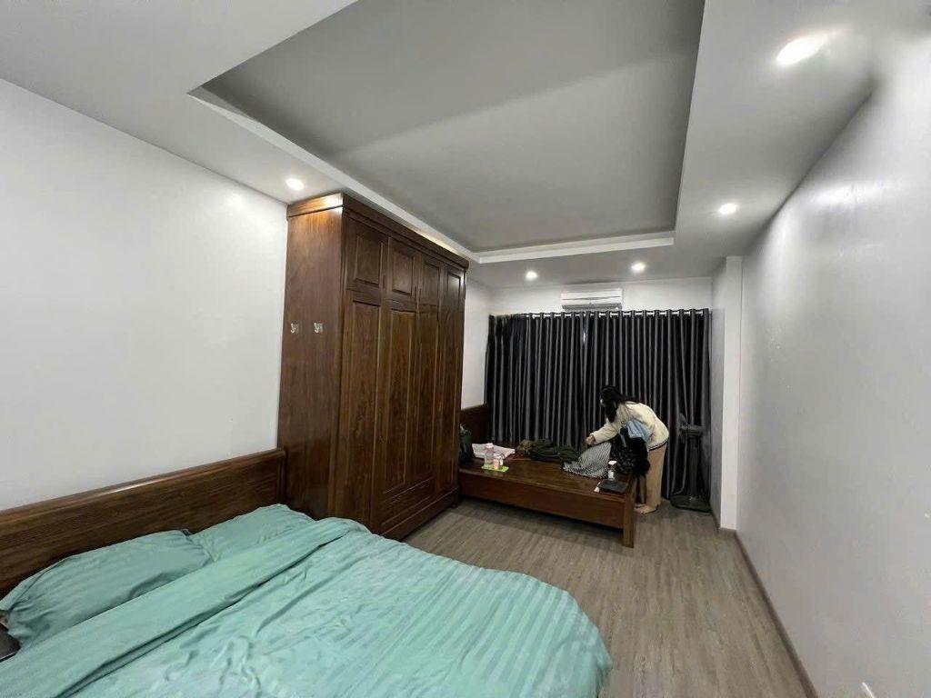 Cho thuê nhà ngõ 44 Trần Thái Tông, Cầu Giấy 40m*5 tầng (3 ngủ kk) giá 22 triệu