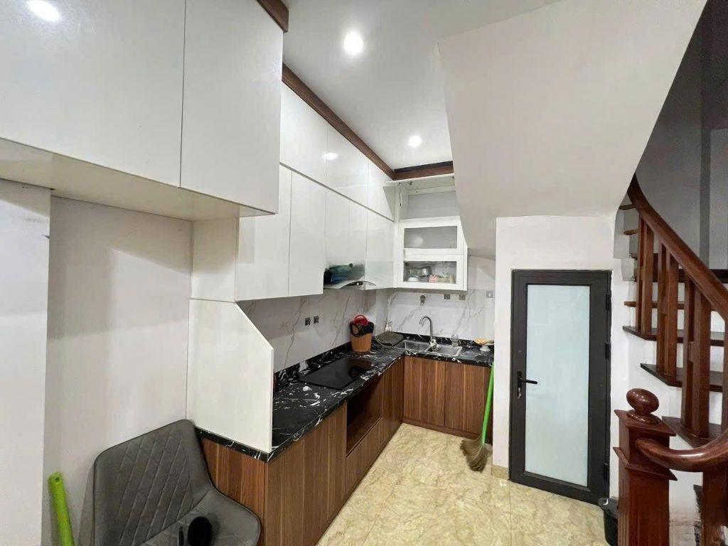 Cho thuê nhà ngõ 44 Trần Thái Tông, Cầu Giấy 40m*5 tầng (3 ngủ kk) giá 22 triệu