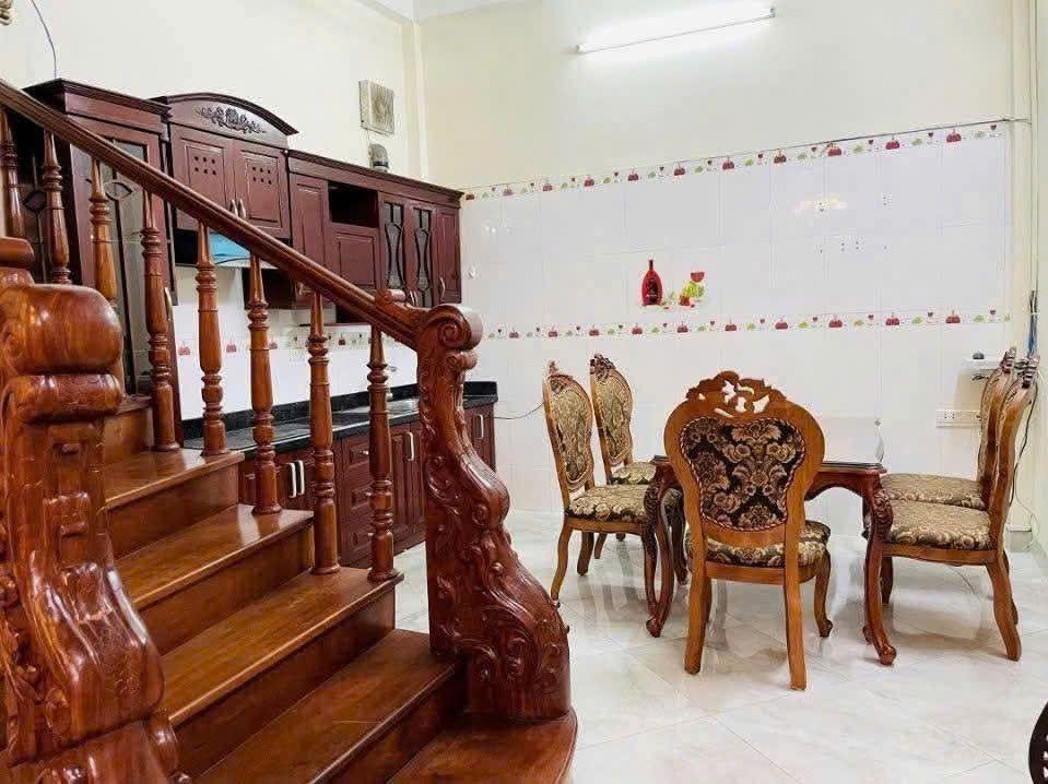 Cho thuê nhà Ô TÔ ĐỖ CỬA ngõ 39 Hào Nam, Đống Đa 50m x 4T (5 phòng)