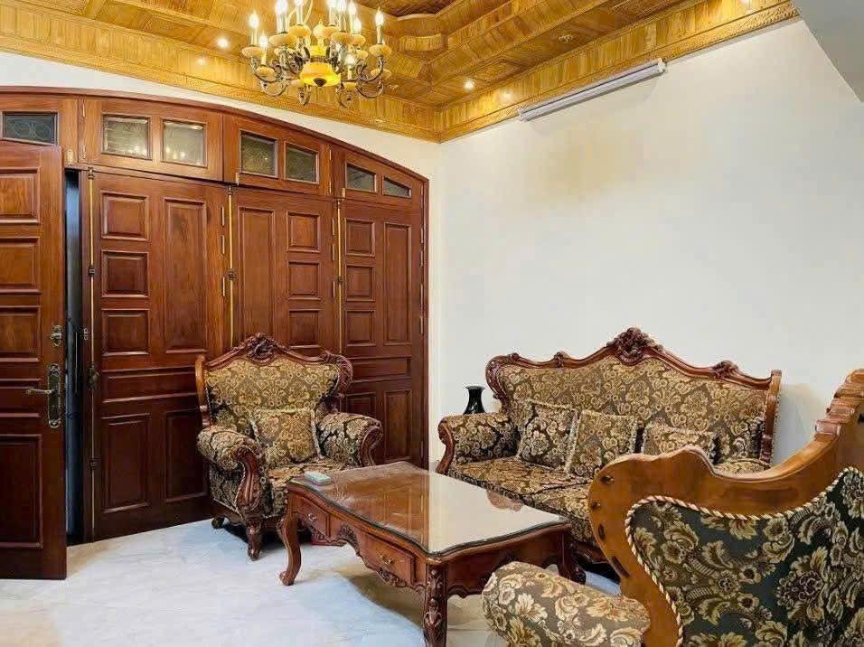 Cho thuê nhà Ô TÔ ĐỖ CỬA ngõ 39 Hào Nam, Đống Đa 50m x 4T (5 phòng)