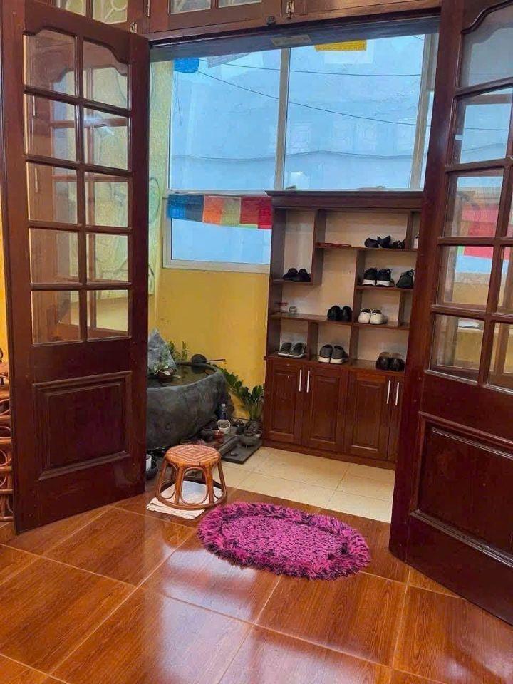 Cho thuê nhà Ô TÔ ĐỖ CỬA ngõ 39 Hào Nam, Đống Đa 50m x 4T (5 phòng)