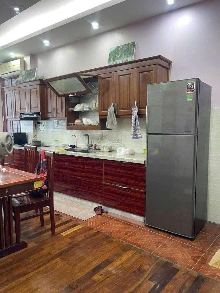 Cho thuê nhà Ô TÔ ĐỖ CỬA ngõ 39 Hào Nam, Đống Đa 50m x 4T (5 phòng)