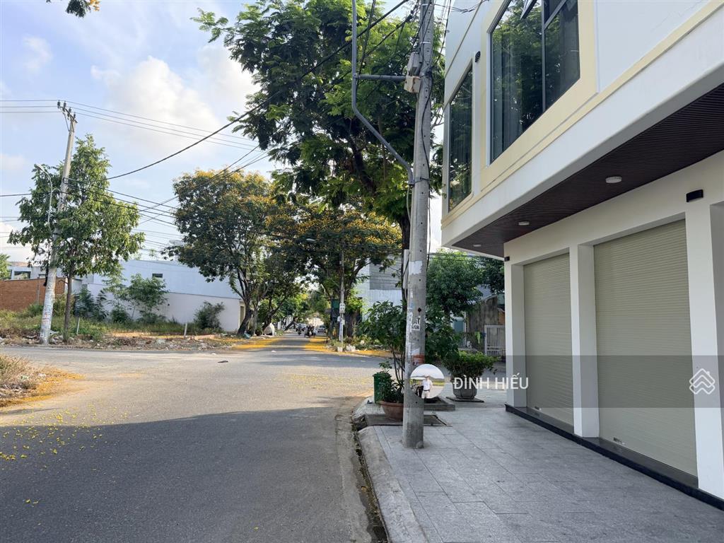 Đất lành, bán căn góc 2 mặt tiền đường 16m, hướng mát mẻ kinh doanh, dtxd 154m² đã hoàn công