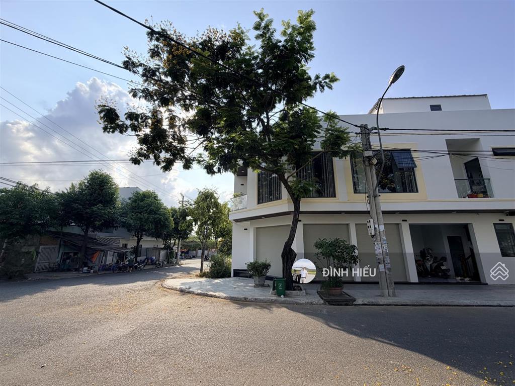 Đất lành, bán căn góc 2 mặt tiền đường 16m, hướng mát mẻ kinh doanh, dtxd 154m² đã hoàn công