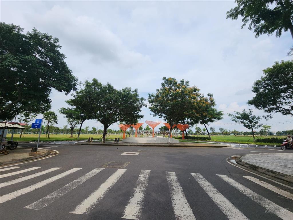 Chỉ 9.5 tỷ  lô góc  208m2 (12.6m x 16m)  cách lã xuân oai 150m