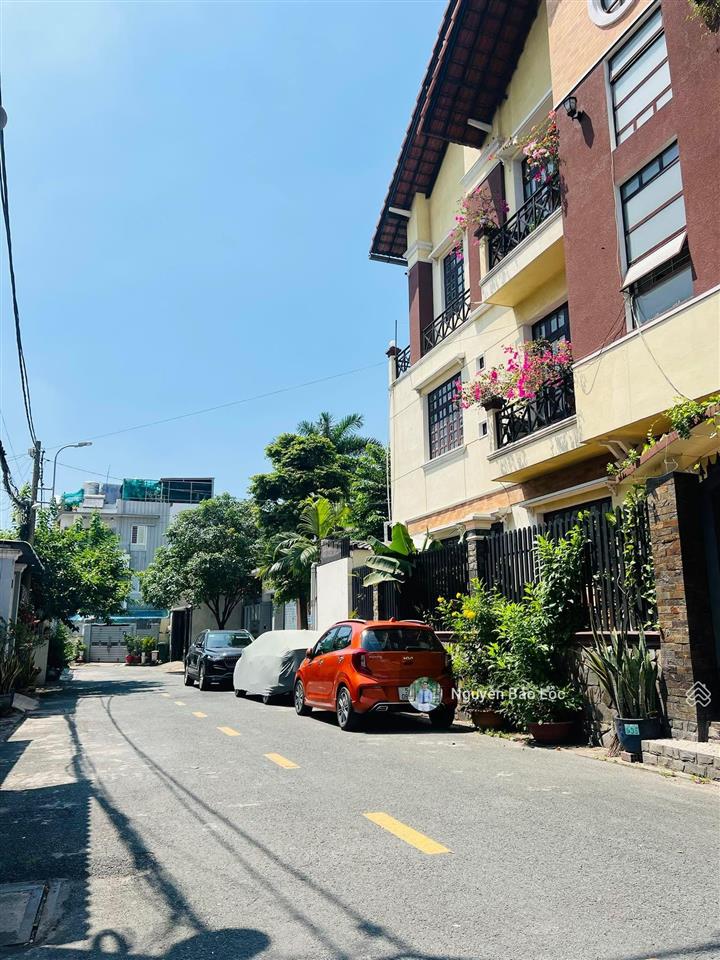 Hiệp phú  nhà 3 tầng siêu đẹp và chắc chắn nhưng không hoàn công, mua ở thì phù hợp.