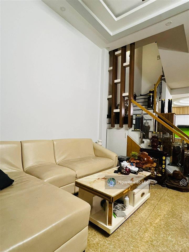 Hiệp phú  nhà 3 tầng siêu đẹp và chắc chắn nhưng không hoàn công, mua ở thì phù hợp.