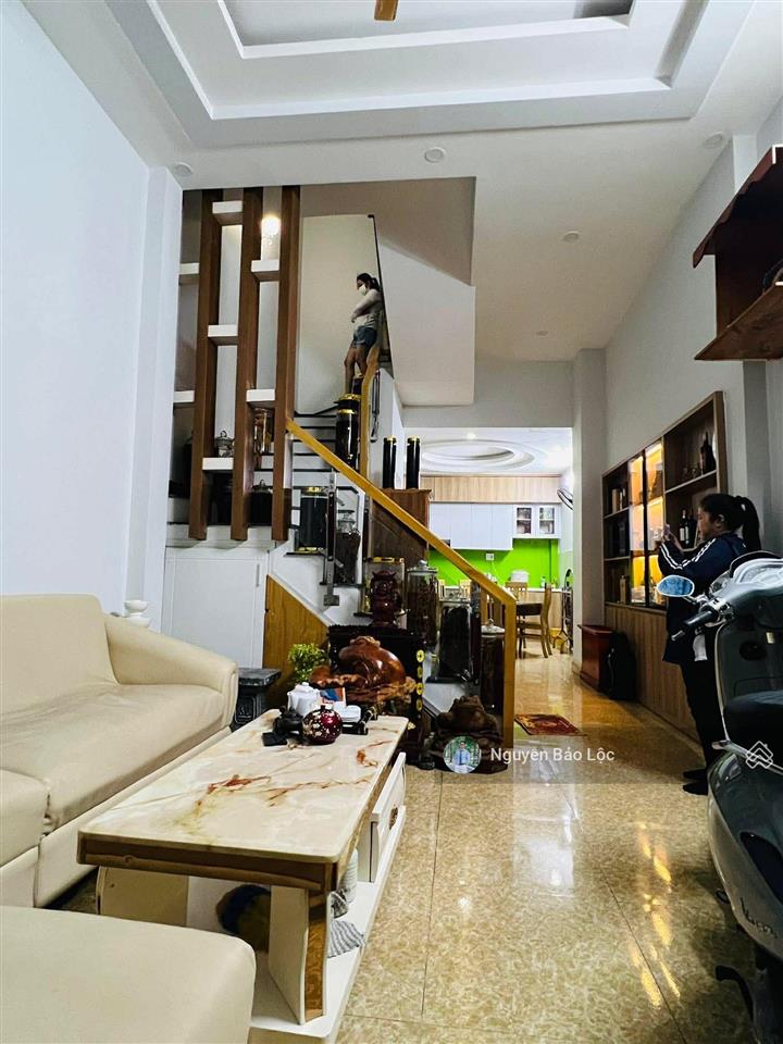 Hiệp phú  nhà 3 tầng siêu đẹp và chắc chắn nhưng không hoàn công, mua ở thì phù hợp.