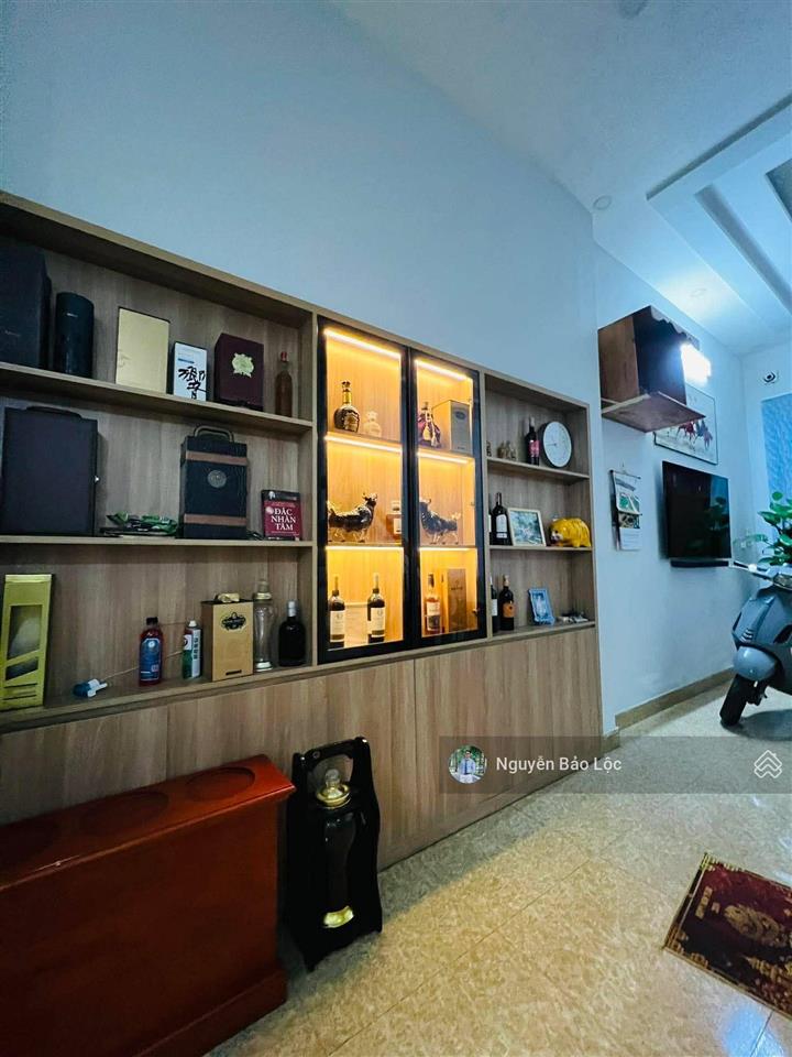 Hiệp phú  nhà 3 tầng siêu đẹp và chắc chắn nhưng không hoàn công, mua ở thì phù hợp.