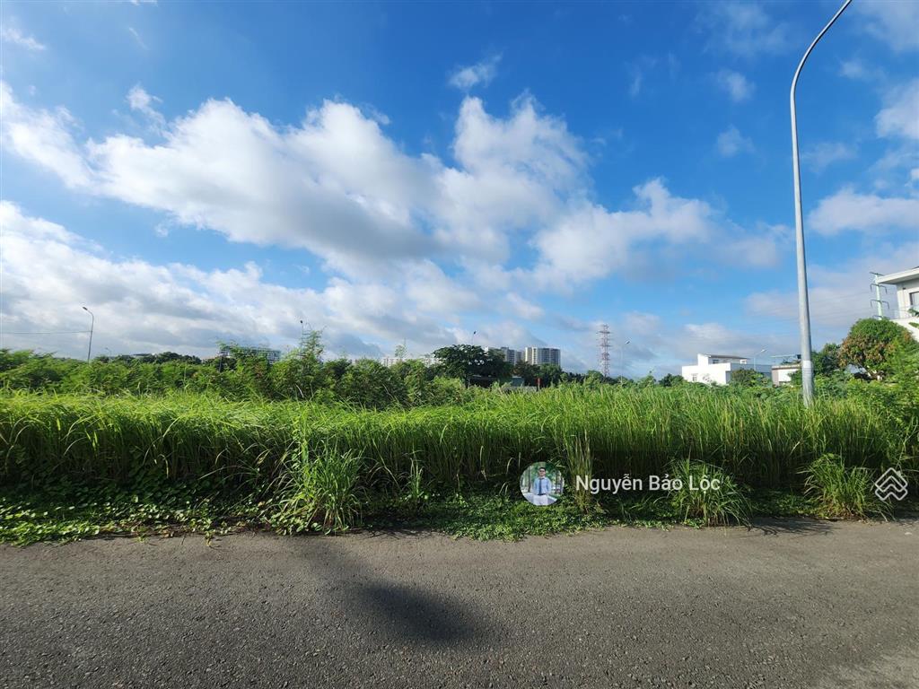 300m² (15x20m)  22.2 tỷ  đối diện the global city
