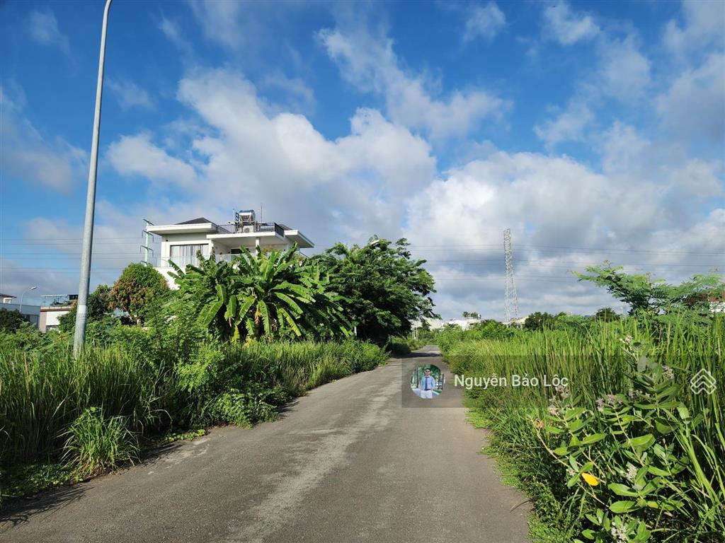 300m² (15x20m)  22.2 tỷ  đối diện the global city