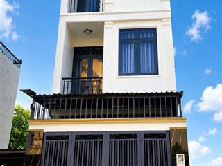 Nhà mới 3 tầng  68m2  đường phân lô  kế chợ long trường  chỉ 6,x tỷ
