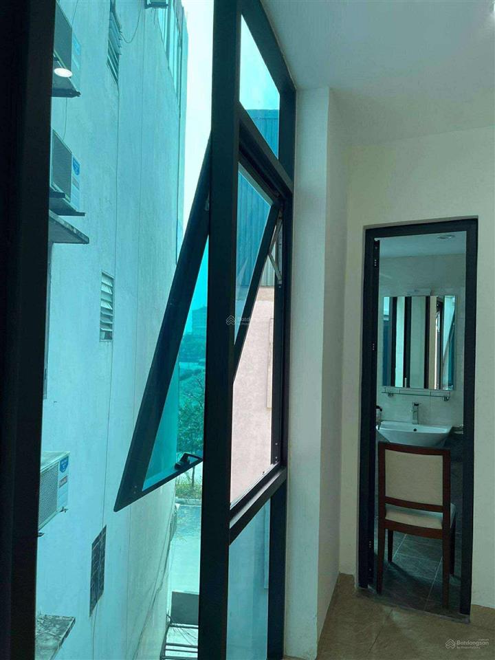 Studio 47 văn cao 4,8tr cửa sổ full kính, ô tô đỗ cửa, sát mặt đường lớn. 0989 755 *** (chính chủ).