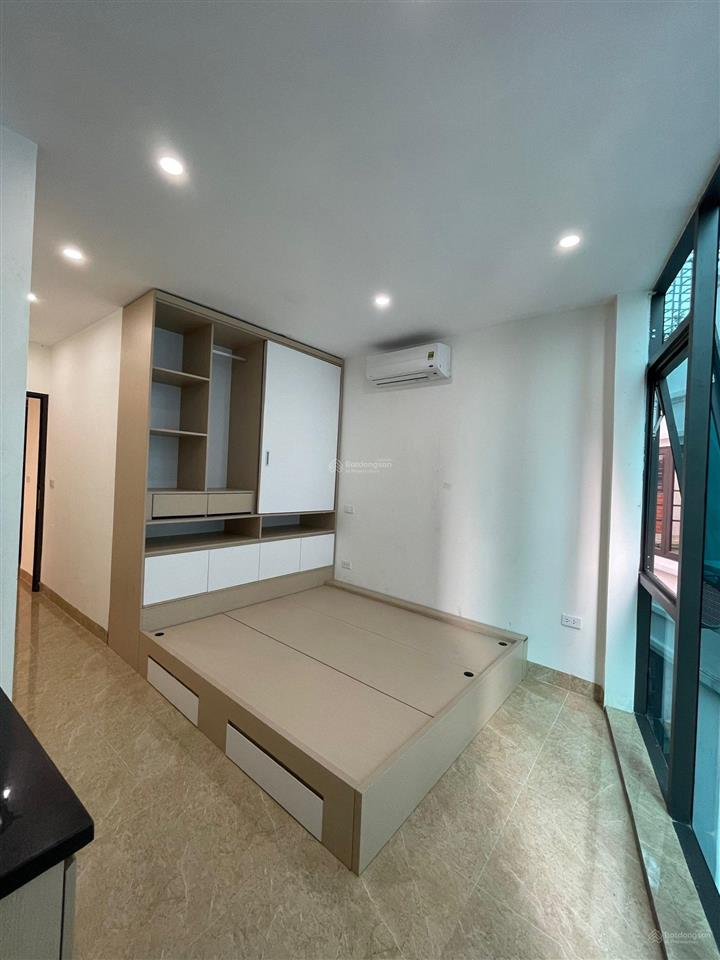 Studio 47 văn cao 4,8tr cửa sổ full kính, ô tô đỗ cửa, sát mặt đường lớn. 0989 755 *** (chính chủ).