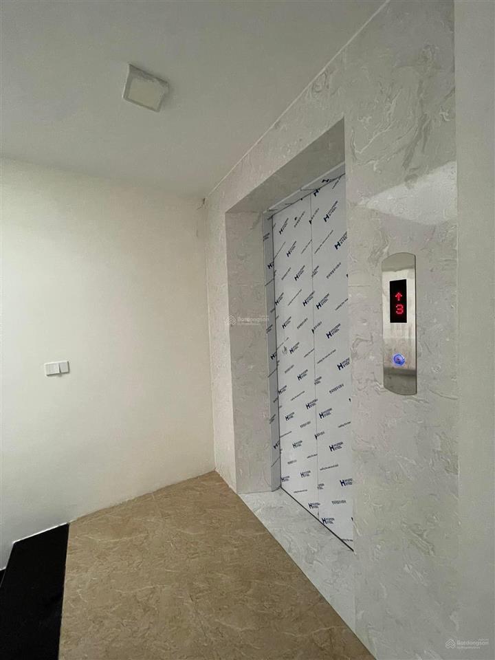 Studio 47 văn cao 4,8tr cửa sổ full kính, ô tô đỗ cửa, sát mặt đường lớn. 0989 755 *** (chính chủ).