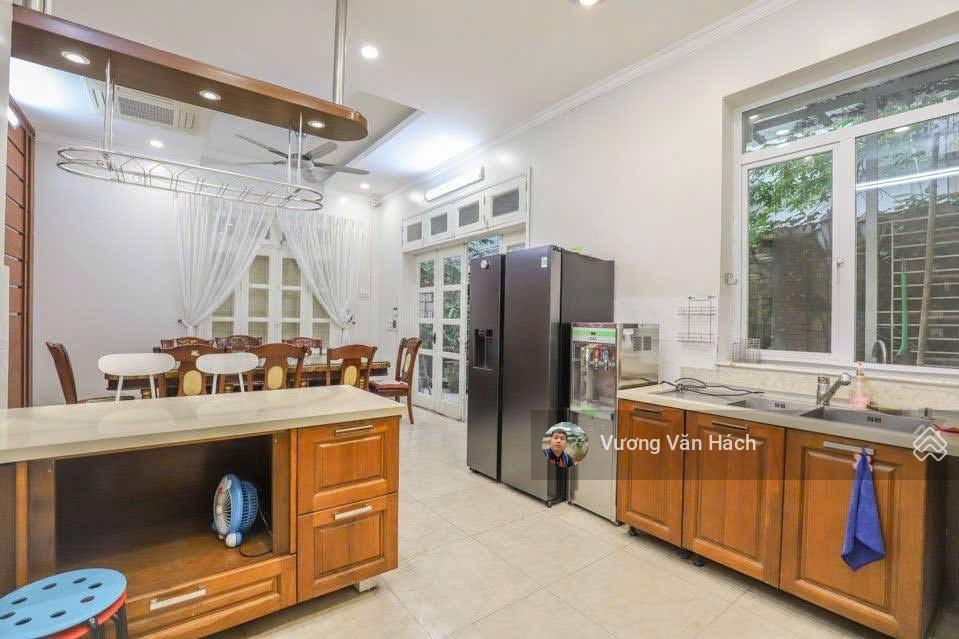Chính chủ bán biệt thự ciputra tây hồ  nhà đẹp  ở ngay  nội thất nhập khẩu 250m2 nhỉnh 50 tỷ