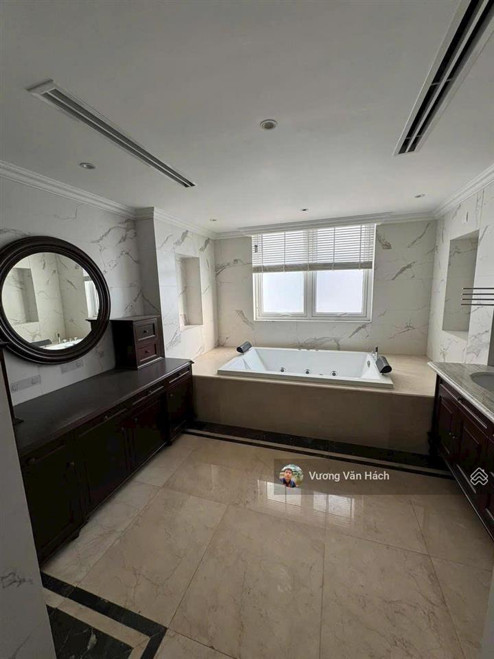 Bán biệt thự đơn lập ciputra tây hồ  thang máy  view hồ, sân gorl  5 nổi 1 hầm giá nhỉnh 300tr