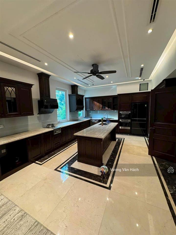 Bán biệt thự đơn lập ciputra tây hồ  thang máy  view hồ, sân gorl  5 nổi 1 hầm giá nhỉnh 300tr