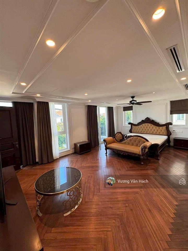 Bán biệt thự đơn lập ciputra tây hồ  thang máy  view hồ, sân gorl  5 nổi 1 hầm giá nhỉnh 300tr