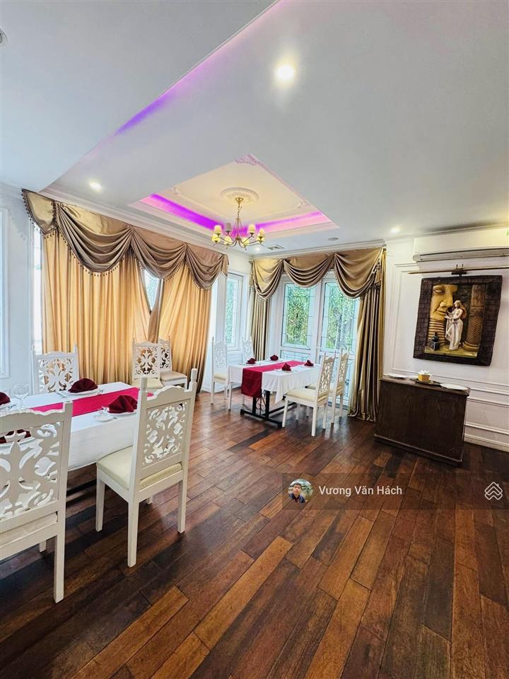 Chính chủ bán mặt phố nguyễn khánh toàn  lô góc 3 thoáng  vỉa hè siêu rộng  kinh doanh vip