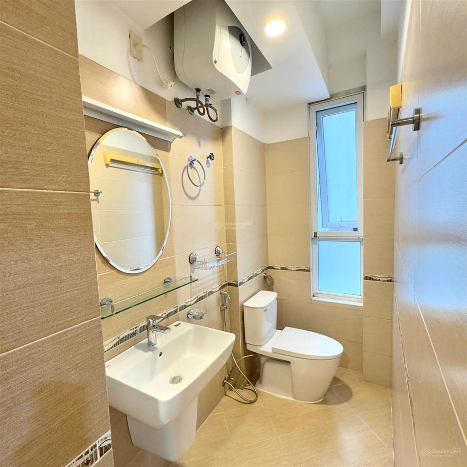 Cho thuê 1n1k 65m2 hàng bài, gần tràng tiền plaza, full đồ, thang máy, có ban công, 15 triệu/ tháng
