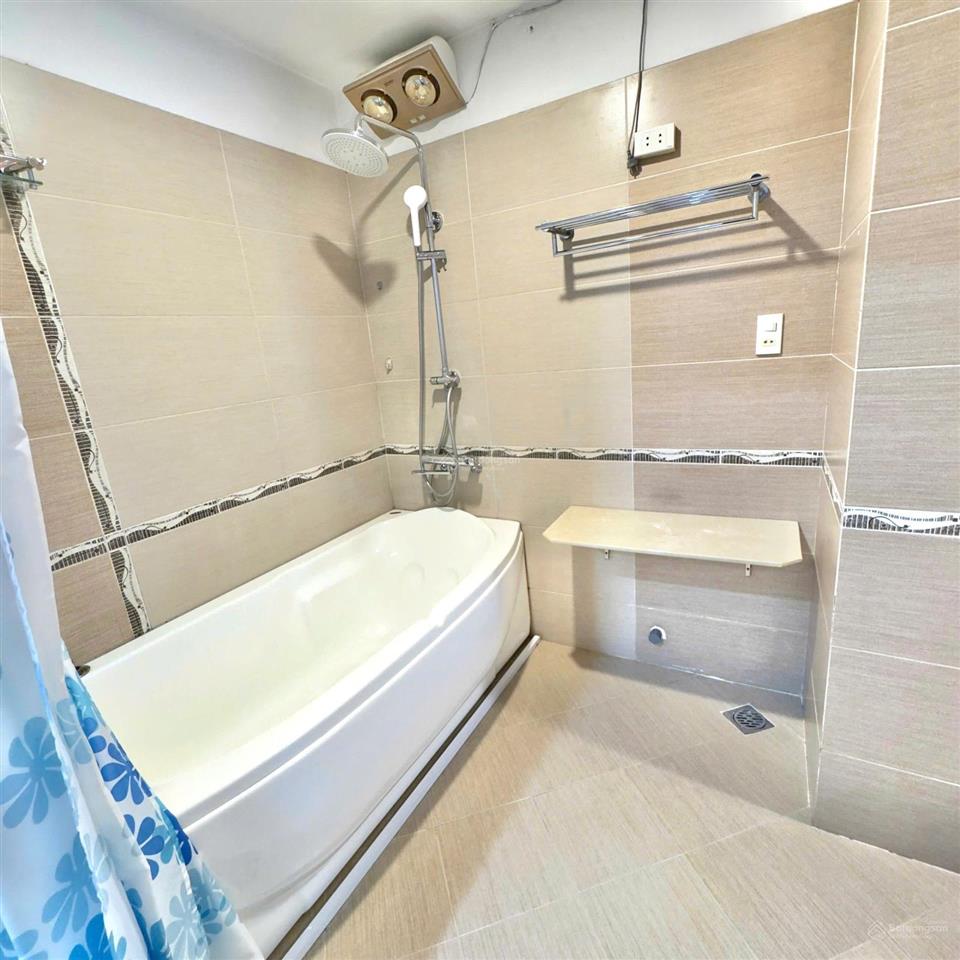 Cho thuê 1n1k 65m2 hàng bài, gần tràng tiền plaza, full đồ, thang máy, có ban công, 15 triệu/ tháng