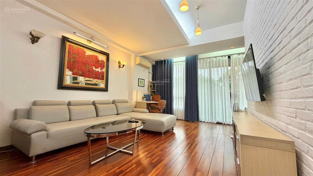 Cho thuê 1n1k 65m2 hàng bài, gần tràng tiền plaza, full đồ, thang máy, có ban công, 15 triệu/ tháng