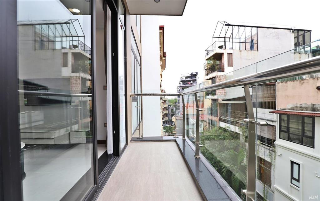 Cho thuê studio mặt phố nam tràng  ô tô đỗ cửa. 30m2 ban công rộng, full đồ, thang máy, giá 9,5tr