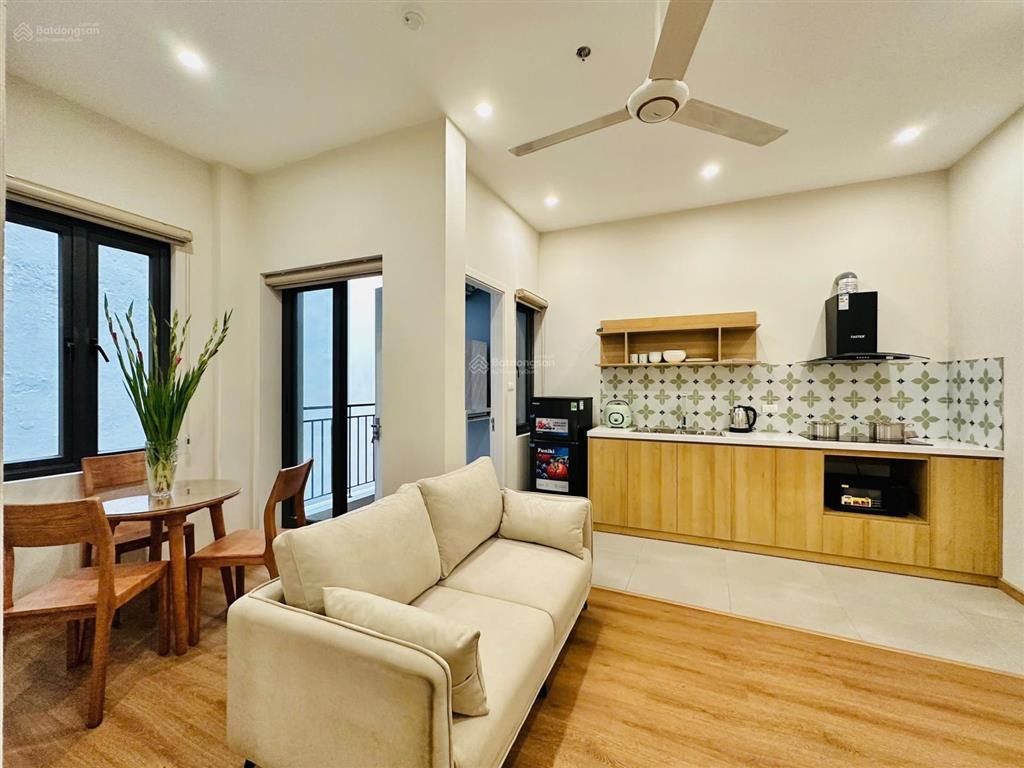 Cho thuê 1n1k ngõ 19 tô ngọc vân, full đồ, thang máy, ban công, lô góc thoáng sáng, giá 10 triệu
