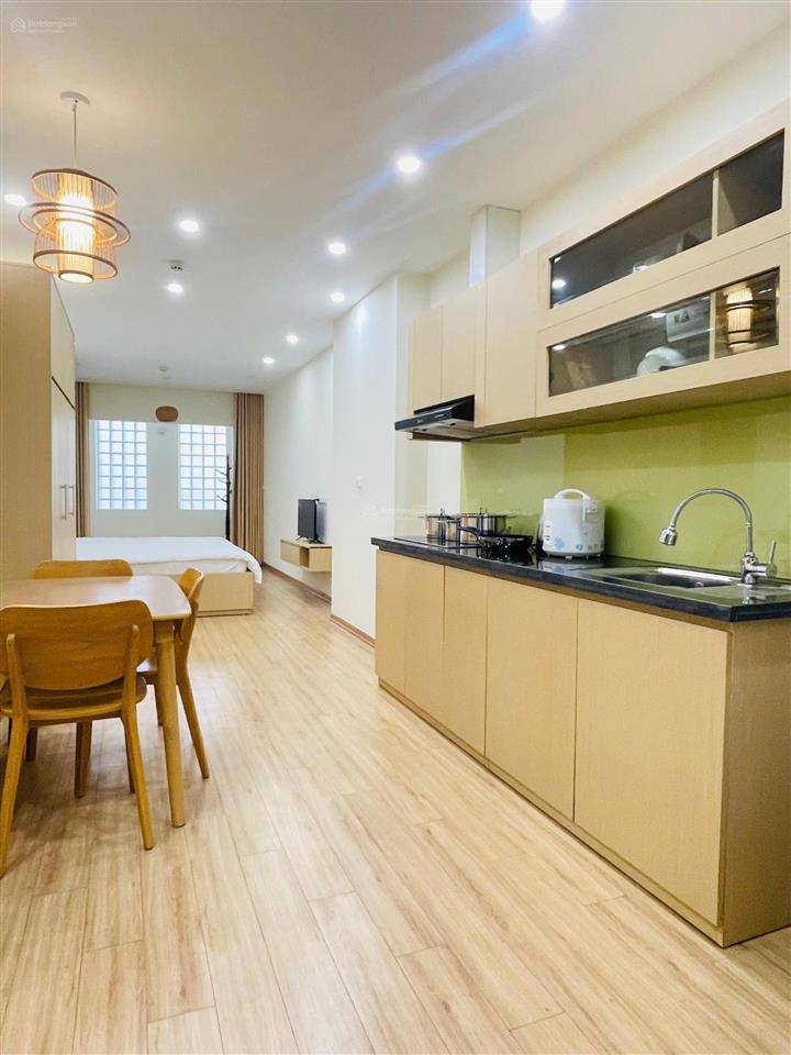 Cho thuê căn hộ studio mặt phố quảng an, 1 bước chân đến hồ. full đồ, thang máy, giá 8 triệu/tháng
