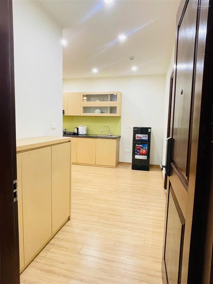 Cho thuê căn hộ studio mặt phố quảng an, 1 bước chân đến hồ. full đồ, thang máy, giá 8 triệu/tháng