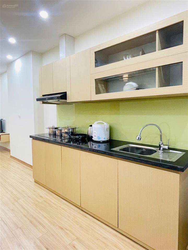 Cho thuê căn hộ studio mặt phố quảng an, 1 bước chân đến hồ. full đồ, thang máy, giá 8 triệu/tháng