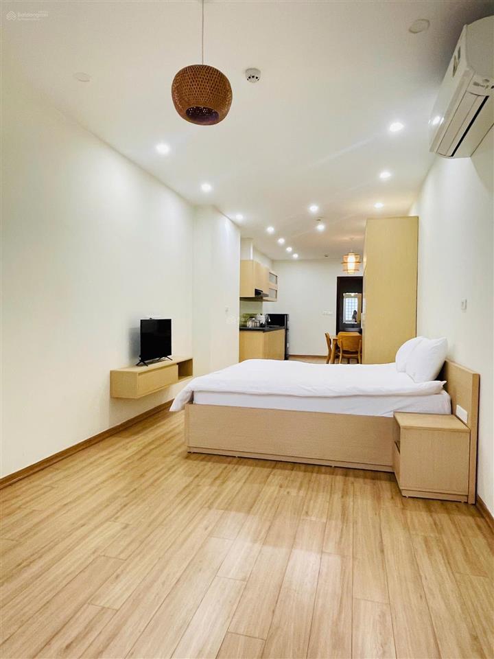 Cho thuê căn hộ studio mặt phố quảng an, 1 bước chân đến hồ. full đồ, thang máy, giá 8 triệu/tháng