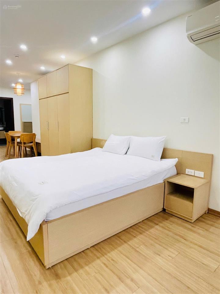 Cho thuê căn hộ studio mặt phố quảng an, 1 bước chân đến hồ. full đồ, thang máy, giá 8 triệu/tháng