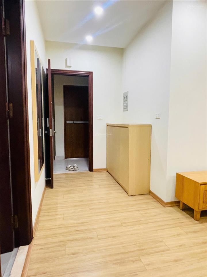 Cho thuê căn hộ studio mặt phố quảng an, 1 bước chân đến hồ. full đồ, thang máy, giá 8 triệu/tháng