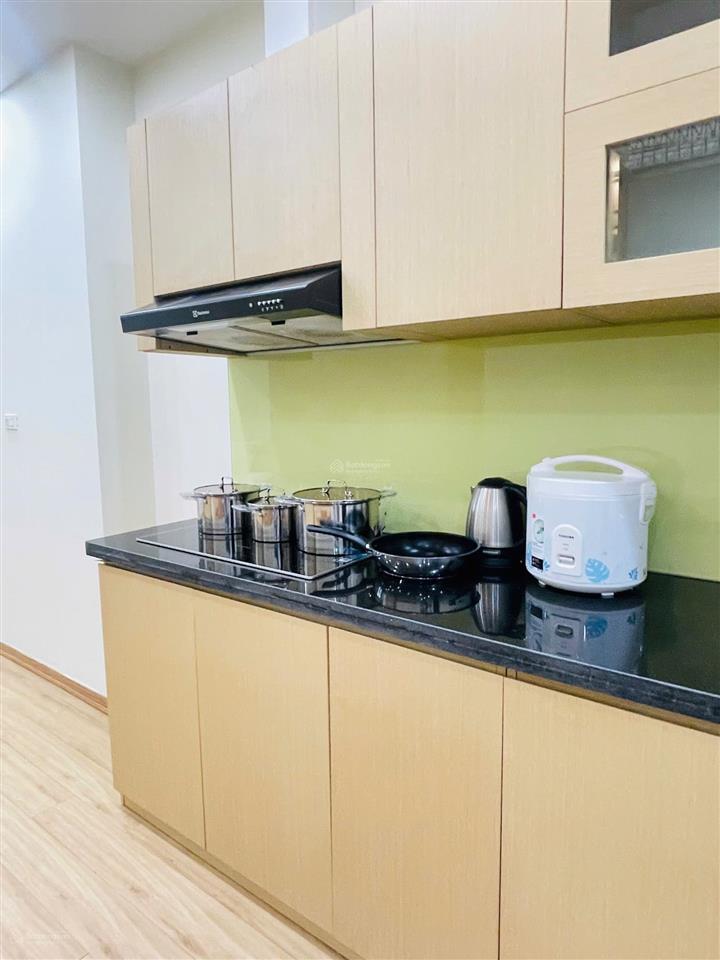 Cho thuê căn hộ studio mặt phố quảng an, 1 bước chân đến hồ. full đồ, thang máy, giá 8 triệu/tháng