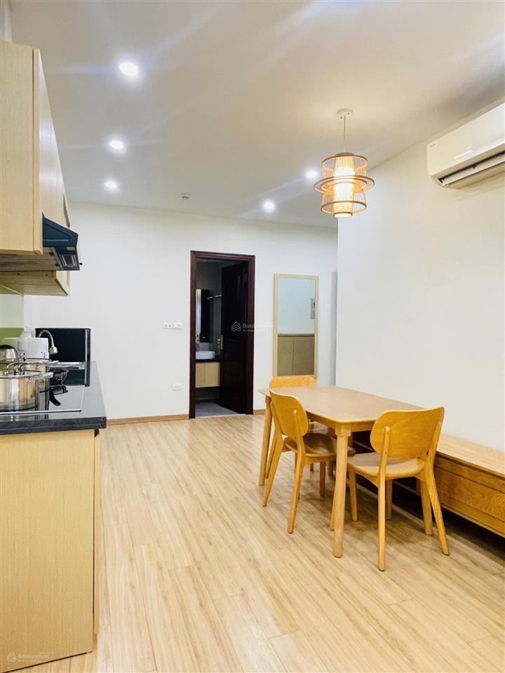 Cho thuê căn hộ studio mặt phố quảng an, 1 bước chân đến hồ. full đồ, thang máy, giá 8 triệu/tháng