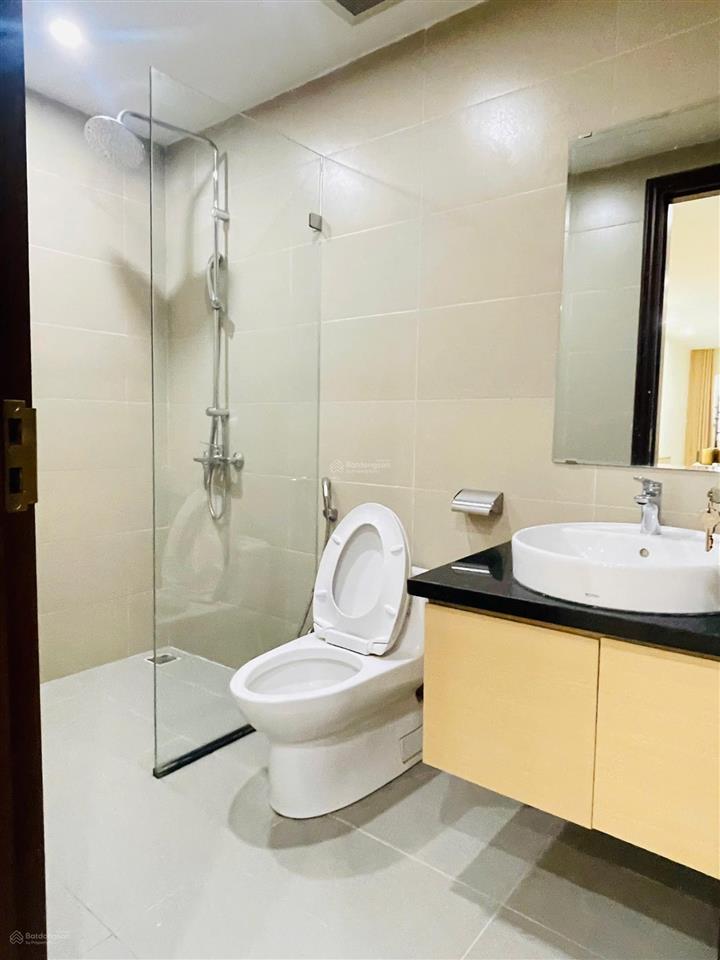 Cho thuê căn hộ studio mặt phố quảng an, 1 bước chân đến hồ. full đồ, thang máy, giá 8 triệu/tháng