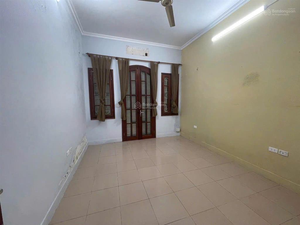Cho thuê nhà hàng chuối, 60m2 x 4 tầng, ngõ rộng, ô tô đỗ cửa ngày đêm, giá 18 triệu/tháng