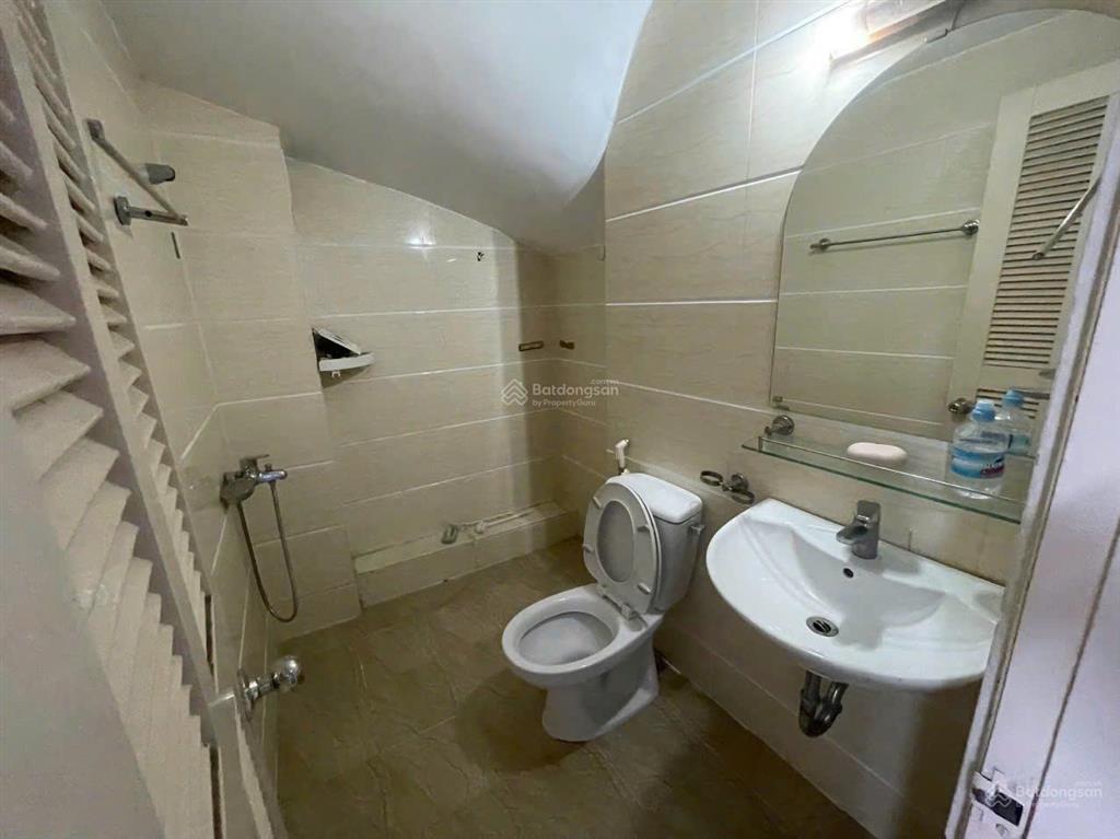 Cho thuê nhà hàng chuối, 60m2 x 4 tầng, ngõ rộng, ô tô đỗ cửa ngày đêm, giá 18 triệu/tháng