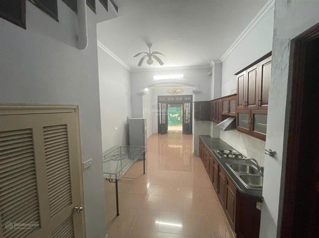 Cho thuê nhà hàng chuối, 60m2 x 4 tầng, ngõ rộng, ô tô đỗ cửa ngày đêm, giá 18 triệu/tháng